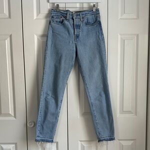 🛑🛑🛑🛑🛑🛑🛑🛑SOLD🛑🛑🛑🛑🛑🛑🛑🛑🛑🛑Levi’s Wedgie Jeans Light Blue Wash Frayed Hem Size 27